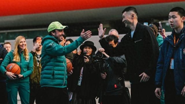 开云线上入口-王牌对王牌！上海球迷挂念的刘炜和F1世界冠军阿隆索打篮球，谁会赢？