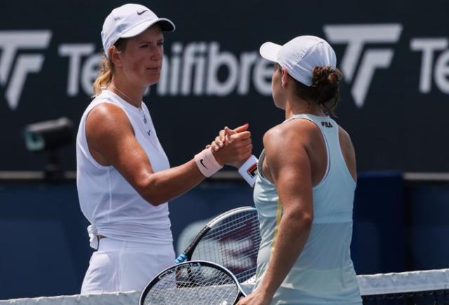 巴蒂“过山车大战”淘汰阿扎伦卡 重返迈阿密赛八强