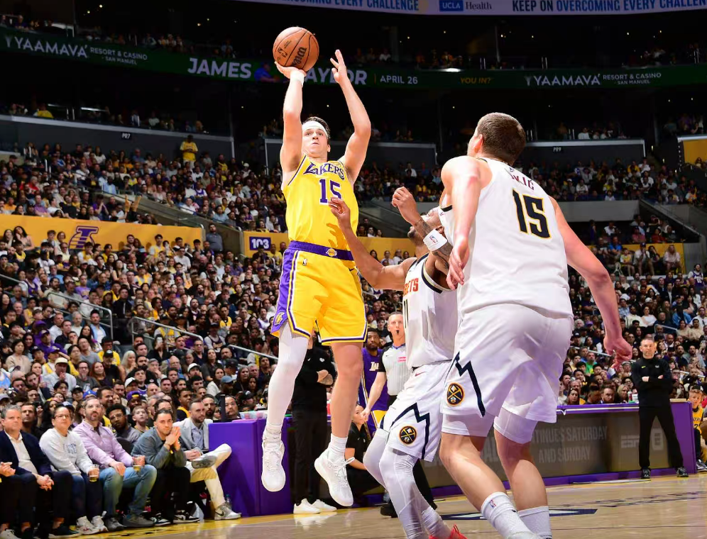 全美热搜第一！里夫斯2罚1中+反弹绝平：轰32+7+6救赎两致命失误