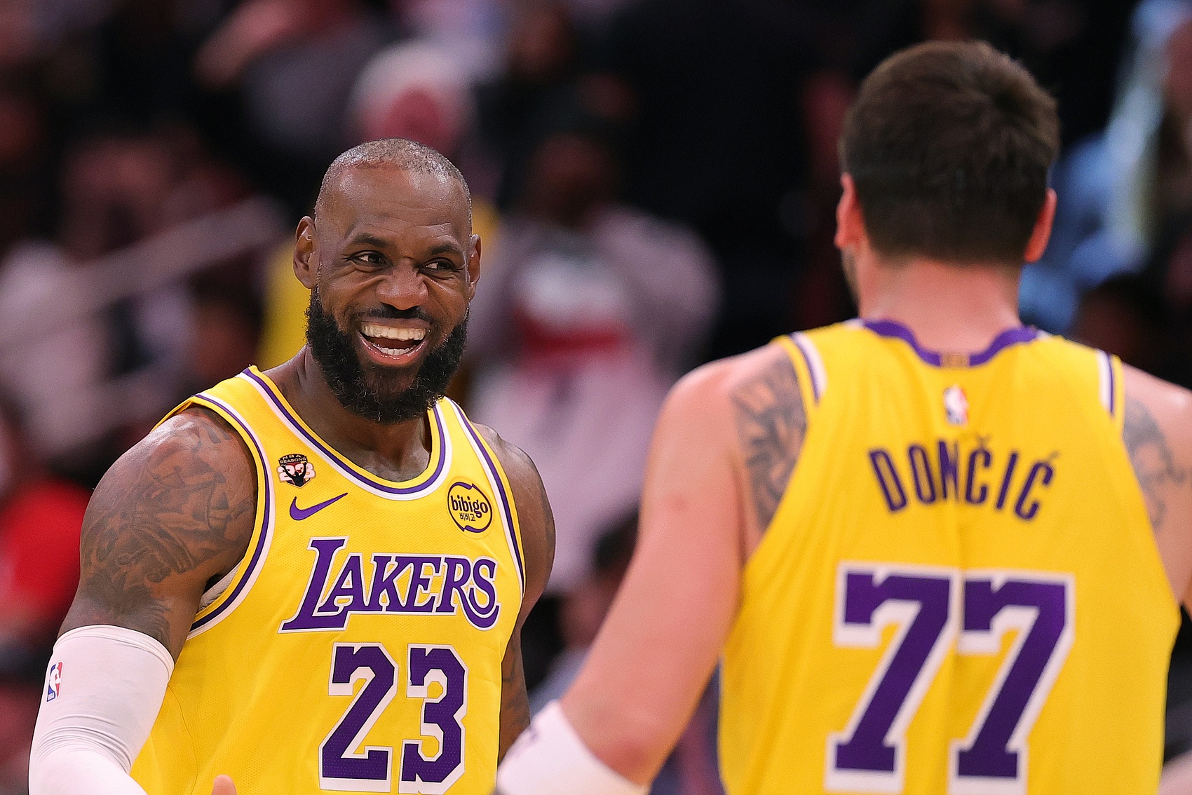 开云下载-41岁14中13!球权使用率生涯新低&防守拉满 老詹复出后湖人真滴强